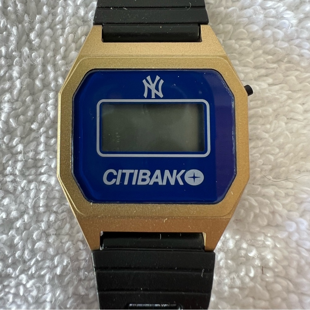 VINTAGE CITIBANK NEW YORK YANKEES DIGITAL WATCH PROMO (untested- As Is)